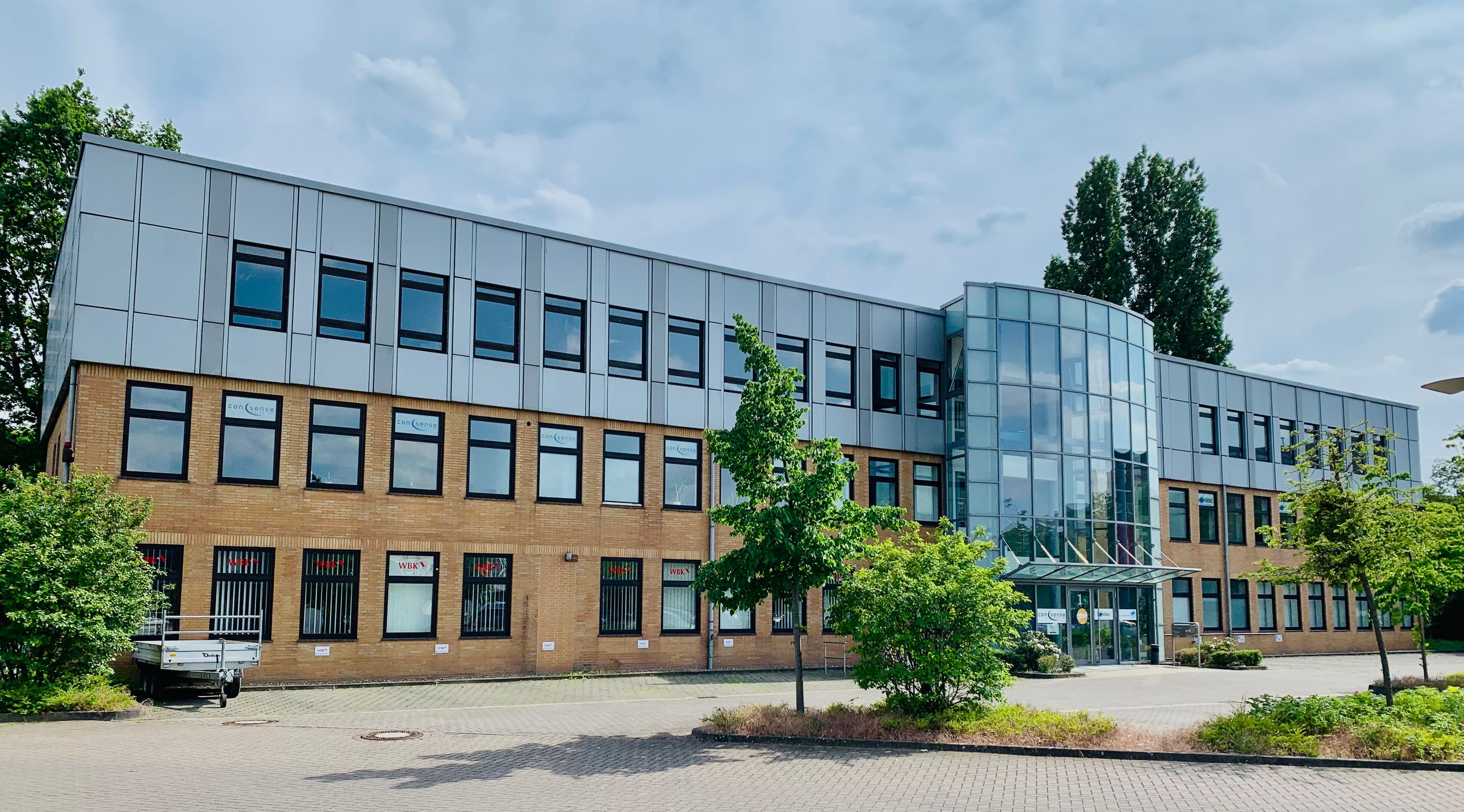 Bürocenter Lilienthalstraße 1 in Hannover – Eingang mit Glasfassade und Aufzugsturm