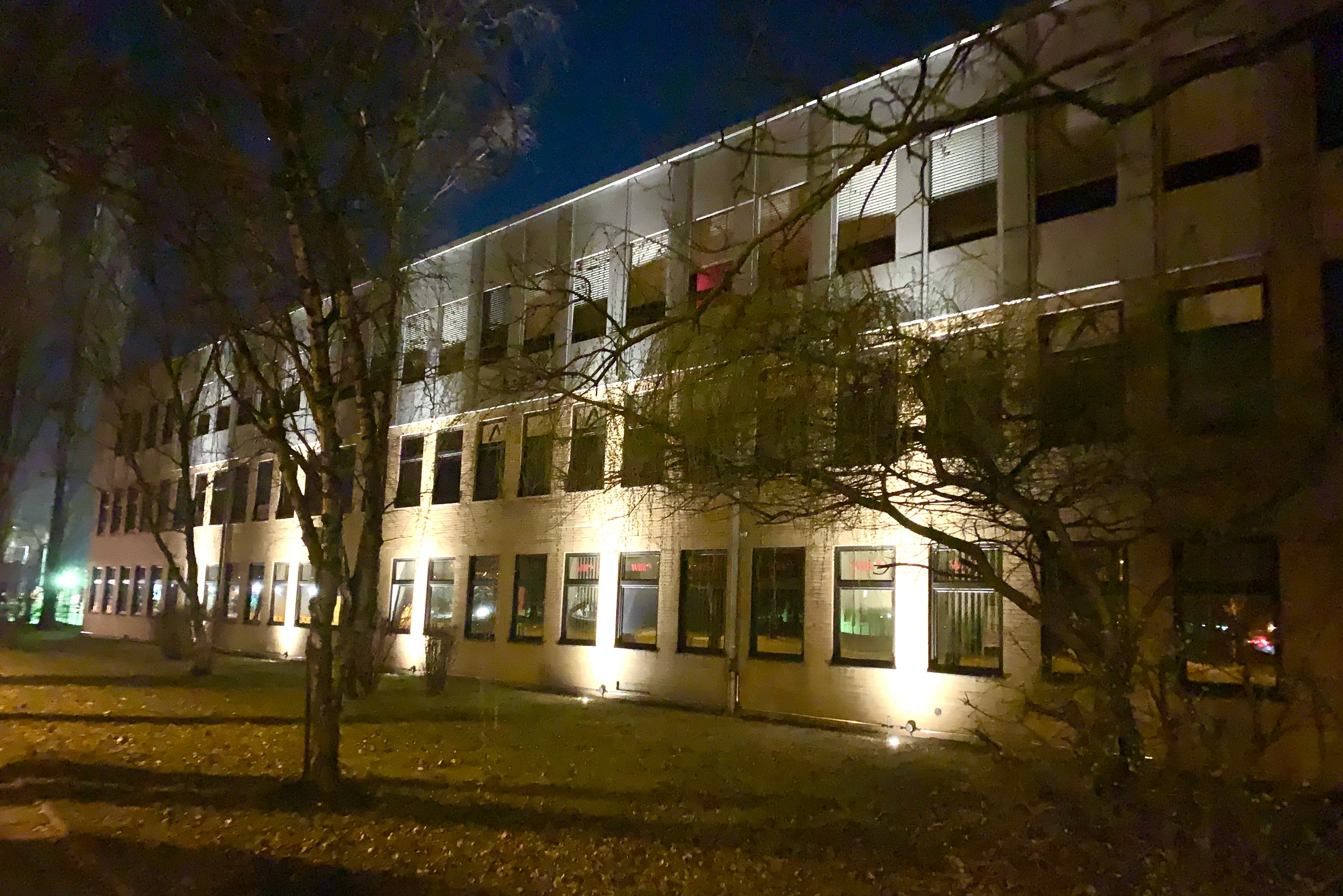 Bürocenter Lilienthalstraße 1 in Hannover – beleuchtete Fassade bei Nacht