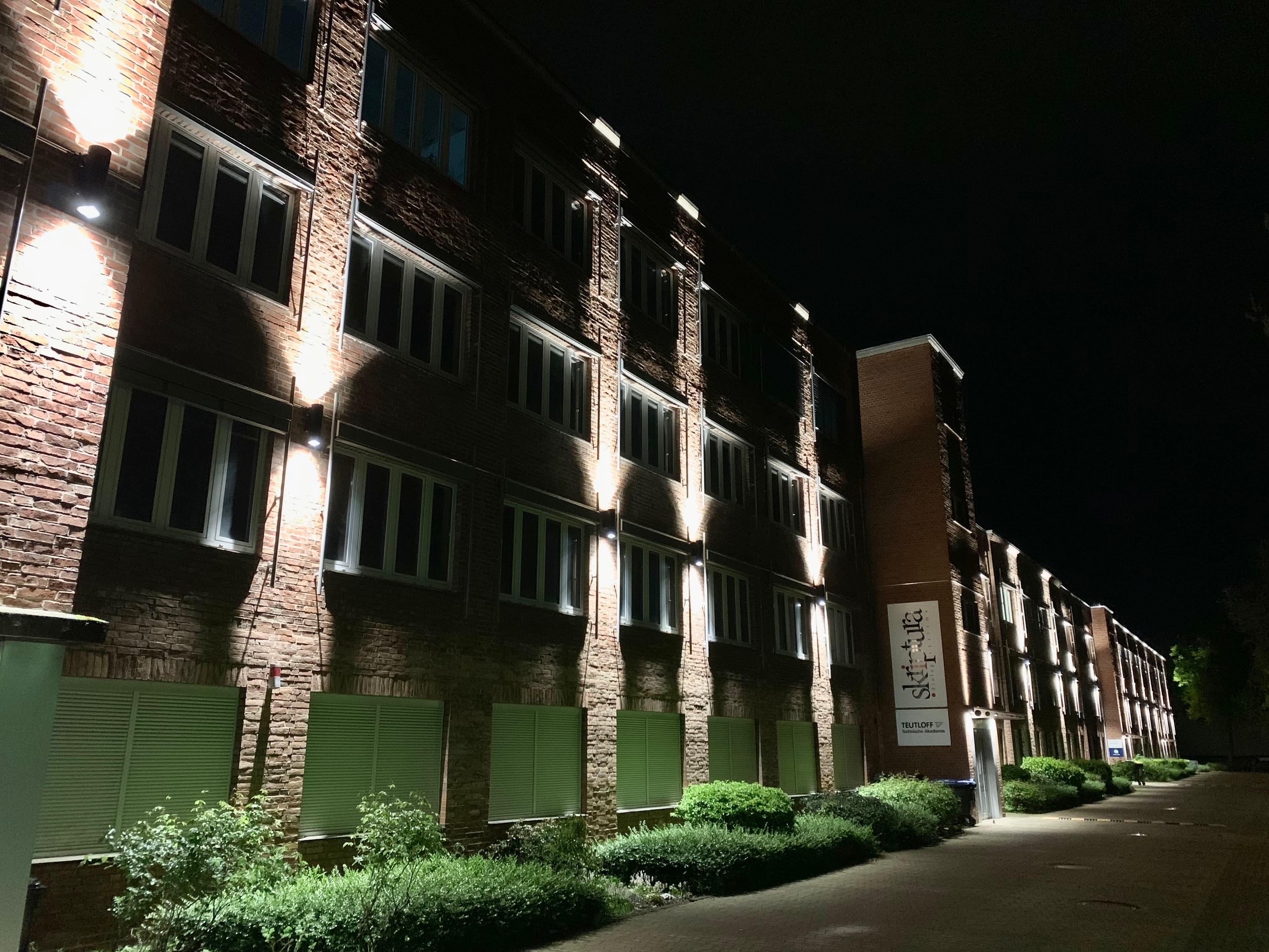 Beleuchtetes mehrgeschossiges Bürogebäude Wohlenbergstraße 6 in Hannover-Nord bei Nacht